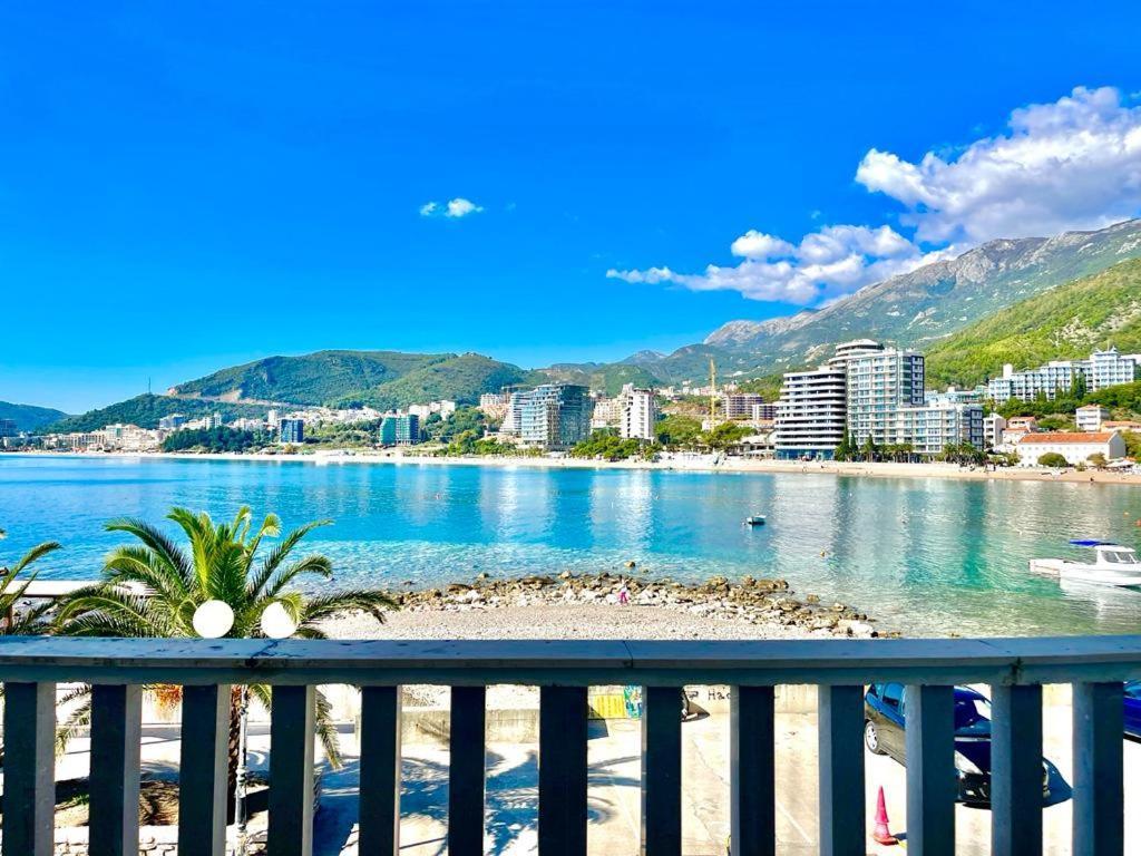 Sea View Rafailovici Apartment *